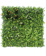 La haie artificielle Lucia 100x100 cm UV possède un mur de jardin vertical avec un feuillage vert dense, de petites fleurs blanches, des grappes vibrantes de fleurs jaunes et oranges en haut à gauche et de longues feuilles pointues en bas à droite.
