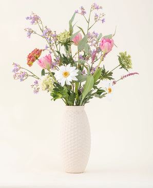 Le bouquet de fleurs artificielles en soie Pink Bloom Vibes est un magnifique arrangement de fleurs en soie qui apporte une élégance durable à n'importe quelle pièce.