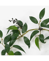 Une guirlande artificielle Smilax de 180 cm avec des feuilles vertes longues et étroites et de petites grappes de baies rondes et sombres, représentées sur un fond blanc.