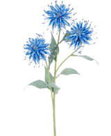 La fleur artificielle Scabiosa Japonica 70 cm bleue a une seule tige verte avec trois fleurs artificielles bleues et vaporeuses et plusieurs feuilles vertes, sur un fond blanc uni.