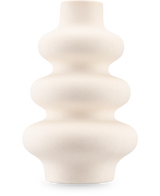 Le Vase Meadow 21 cm beige est un vase sculptural en céramique mate avec une forme ondulée et une surface lisse, représenté sur un fond blanc uni.