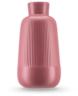 Le Vase Notes 25 cm vieux rose a une finition en céramique mate, un corps large, un col étroit et des nervures verticales au sommet. La base ronde lisse et le design minimaliste le rendent idéal pour présenter des fleurs en soie.