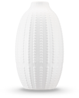 Le Vase Little Flora 21 cm en blanc cassé est un vase en céramique mate avec un motif en pointillés en relief inspiré des oursins - idéal pour les fleurs artificielles - sur un fond blanc uni.