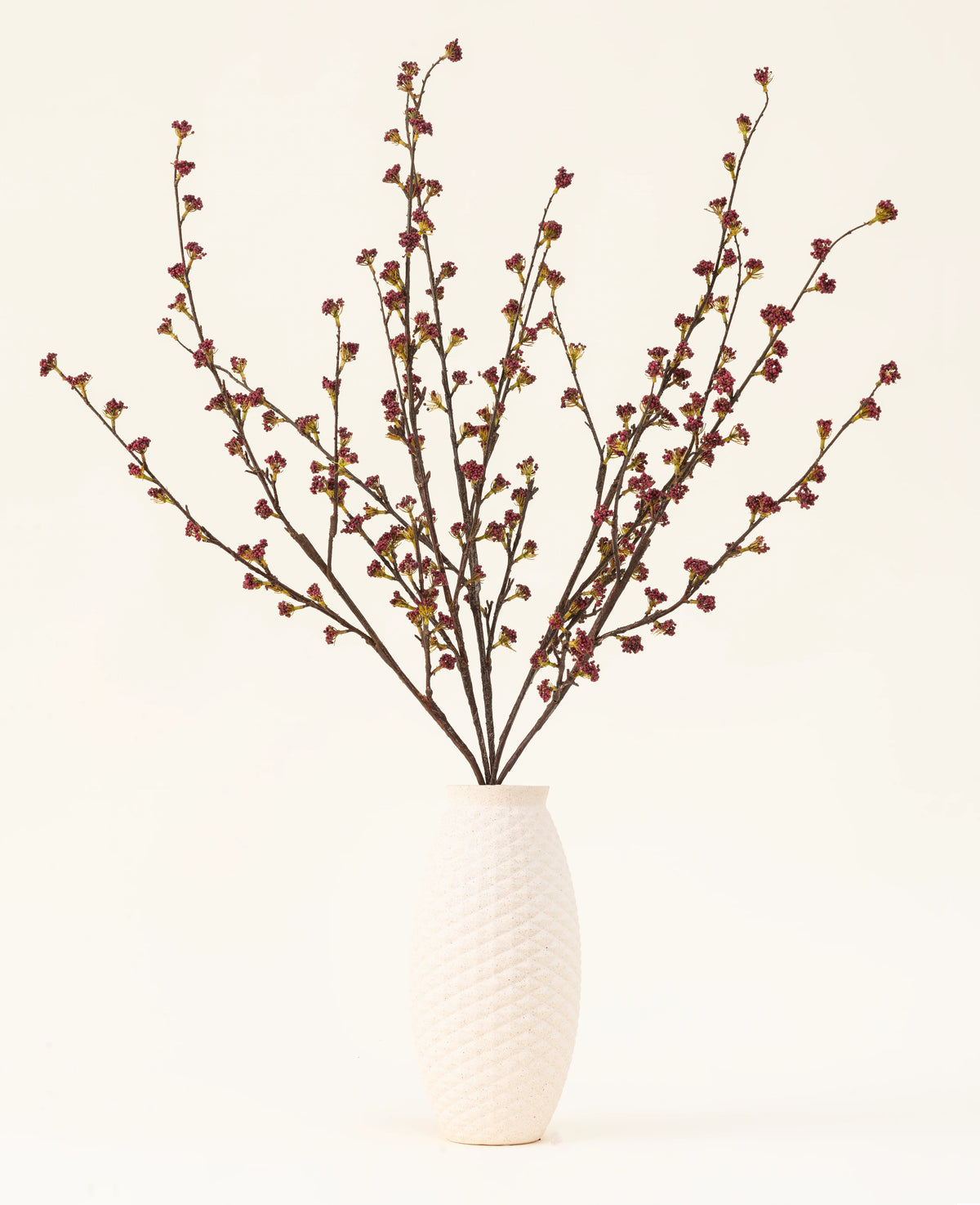 Le bouquet de fleurs artificielles en soie Callicarpa Purple est disposé en forme d'éventail - parfait pour les présentations d'automne ou pour exposer des fleurs en soie violettes éclatantes sur un fond clair.