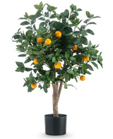 L'Oranger Artificiel RT 90 cm a des feuilles d'un vert éclatant et plusieurs oranges mûres sur les branches, sur un fond blanc uni.