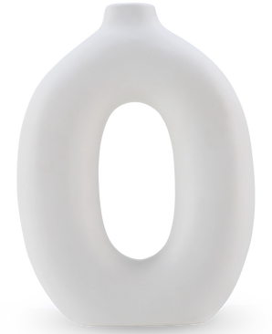 Le Vase Gentle 22 cm blanc cassé est un vase ovale en céramique blanc cassé avec un centre creux et une petite ouverture en haut, parfait pour les fleurs artificielles. Cet élégant vase en céramique se tient debout sur un fond uni.