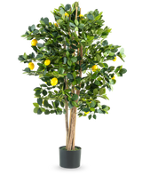 Le Citronnier Artificiel 120 cm est un citronnier artificiel en pot avec plusieurs troncs élancés, des feuilles vertes luxuriantes et des citrons jaune vif sur un fond blanc uni.