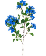 La Fleur Artificielle Boule de Neige Real Touch Bleu 80 cm a une seule tige avec plusieurs grappes de fleurs bleues vibrantes et de feuilles vertes luxuriantes, sur un fond blanc uni.