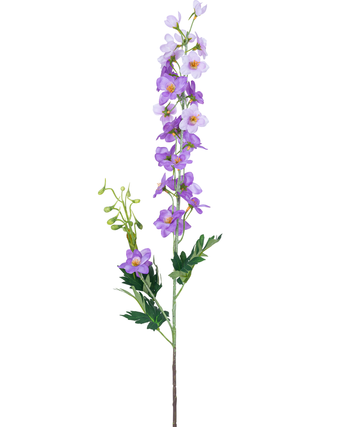 La Fleur Artificielle Delphinium 79 cm violet possède une seule tige verte avec de multiples fleurs violet clair et violettes, des coeurs jaunes et des feuilles vertes sur un fond blanc uni.