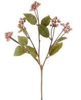 Une seule tige de baie sauvage de fleur artificielle mauve, de 53 cm de haut, avec de multiples branches portant des grappes de petites baies rondes mauves et plusieurs feuilles vertes ovales sur fond blanc.