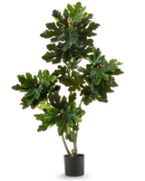 La Plante Artificielle Ficus Carica Figuier 150 cm est un figuier artificiel en pot avec de multiples branches, de grandes feuilles vertes et des petites fausses figues violet foncé dans un simple pot noir sur un fond uni blanc.