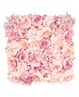 Les fleurs de haie artificielles 50x50 cm présentent un présentoir carré de roses roses et blush, de pivoines et d'hortensias rapprochés pour un look doux et élégant sur un fond blanc.