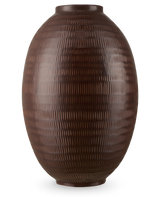 Le Vase Earth Nest 36 cm marron est un grand vase ovale marron foncé avec un motif structuré de lignes verticales et horizontales sur un fond blanc uni.