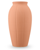Le Vase Wild Petal 26 cm terra est un grand vase en céramique de couleur pêche avec une texture nervurée verticalement et un bord légèrement évasé.