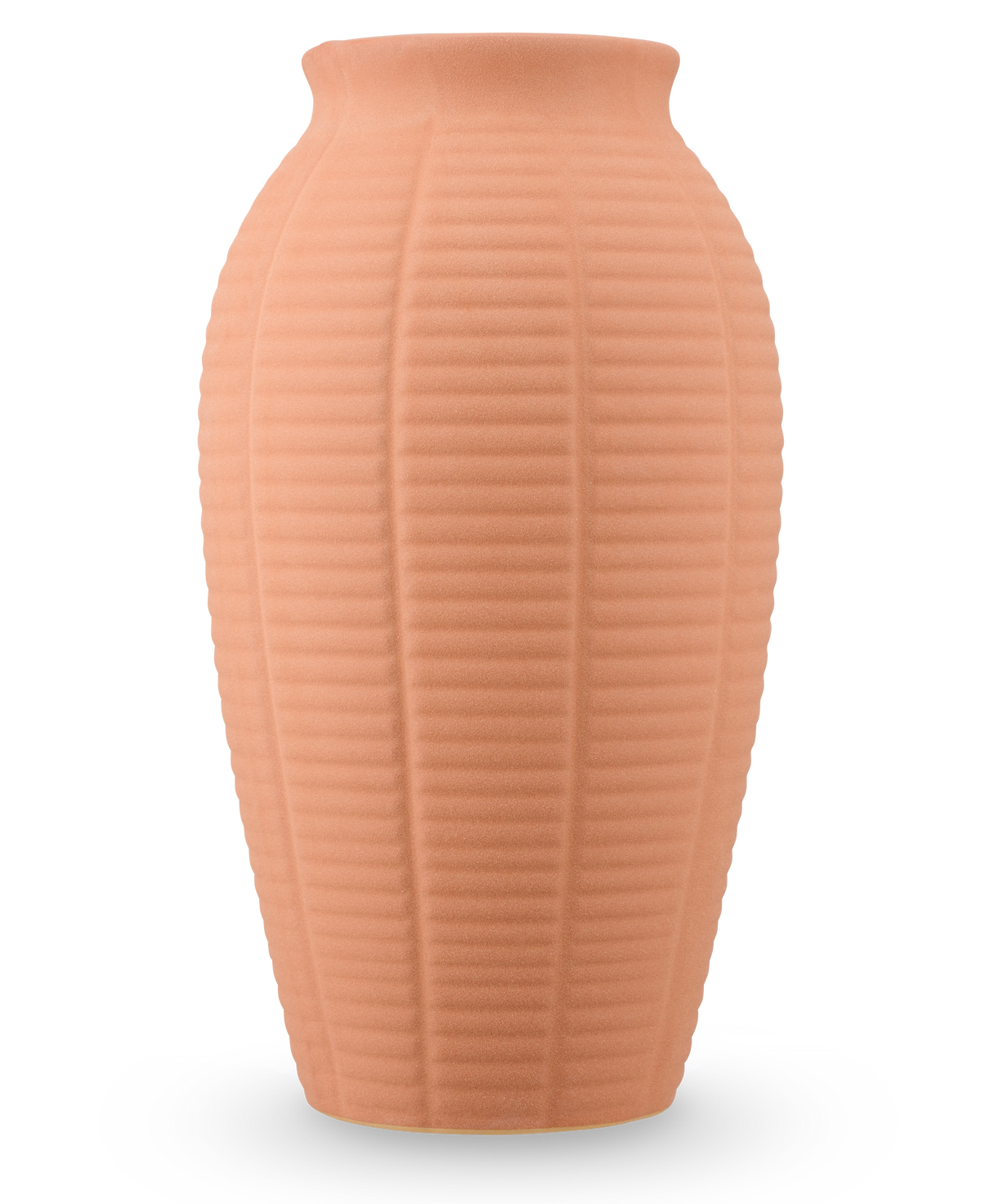 Le Vase Wild Petal 26 cm terra est un grand vase en céramique de couleur pêche avec une texture nervurée verticalement et un bord légèrement évasé.