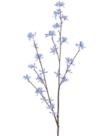 La Fleur Artificielle Wildflowers 112 cm bleue possède une seule branche marron avec de multiples fines ramifications, chacune décorée de petites fleurs délicates bleu clair, sur un fond uni blanc.