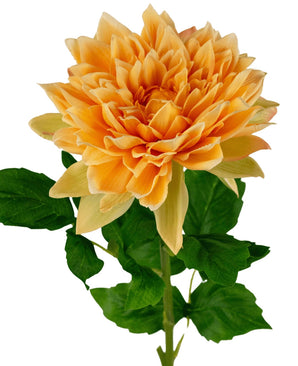 Un gros plan du Kunst Georgine Real Touch jaune 70 cm, montrant un seul dahlia orange avec des pétales superposés et des feuilles vertes sur la tige sur un fond blanc.