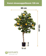 L'oranger artificiel de 120 cm a des feuilles vertes et des fruits orange, est dans un petit pot noir (13x15 cm), mesure 60 cm de large et est livré avec le texte néerlandais et le logo EasyPlants.