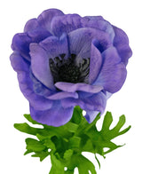 Un gros plan de l'Anémone Artificielle Real Touch Bleu Violet 52 cm montre les volants des pétales bleu-violet et le cœur sombre sur un fond blanc, avec des feuilles vertes à la base.
