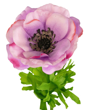 Un gros plan de l'anémone artificielle Real Touch violette 52 cm montre les doux pétales violet clair superposés et le cœur foncé, entourés de feuilles vert vif profondément lobées, le tout sur un fond blanc.