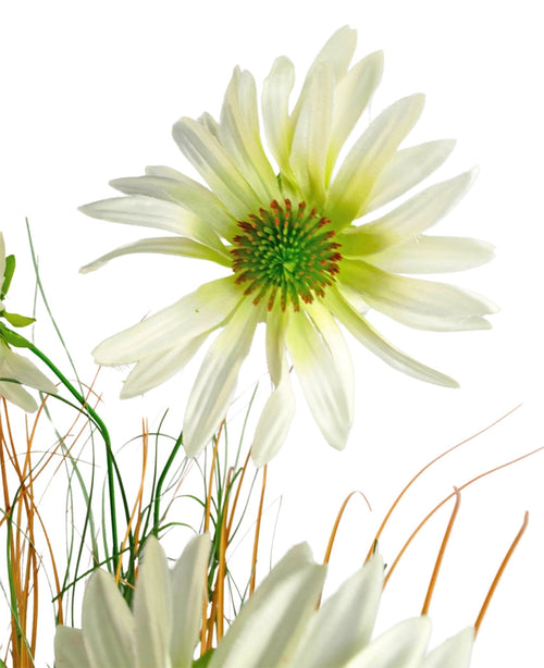 Un gros plan du pot d'oignon chrysanthème artificiel 90 cm ignifuge, avec une fleur blanche ressemblant à une marguerite avec un cœur vert au milieu de fines tiges vertes et brunes ressemblant à de l'herbe, le tout sur un fond blanc.