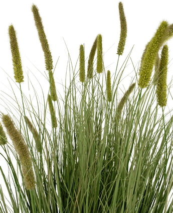 Le pot d'herbe à oignon et cattail de gazon artificiel de 150 cm ignifuge présente un gazon artificiel vert haut avec des feuilles longues et étroites et des têtes de graines cylindriques moelleuses, représentées sur un fond blanc.