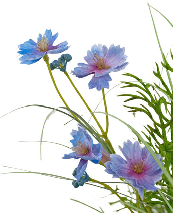 Gazon artificiel violet Gesang Flower en pot de 90 cm avec de délicates fleurs violettes et bleues au centre jaune et de fines tiges vertes, entourées de fines feuilles vertes. Ignifuge, idéal sur fond blanc.