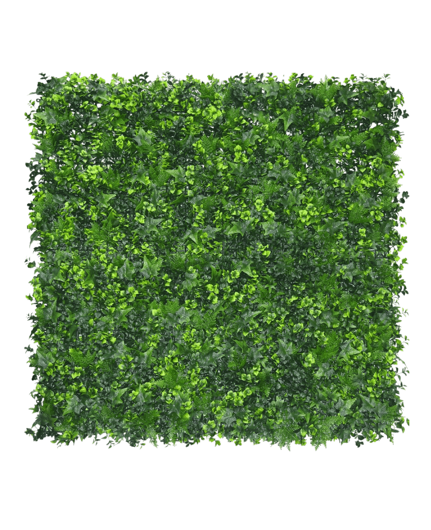 Le mélange de tapis de haie artificielle 50x50 cm présente un feuillage vert artificiel dense dans différentes nuances, soigneusement disposés pour créer un effet de mur végétal vibrant sur un fond blanc uni.