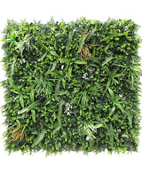La Haie Artificielle Savanne ignifuge 100x100 cm est un panneau carré au feuillage vert artificiel dense et ignifuge avec des feuilles de plantes mélangées telles que des fougères et des graminées pour un effet de jardin vertical luxuriant.
