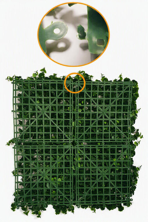 Haie artificielle Buis bleu 50x50 cm : Panneau UV avec feuille de buis artificielle posée sur une grille en plastique vert. Une incrustation circulaire en haut montre un gros plan du mécanisme de verrouillage qui permet de relier plusieurs panneaux entre eux.