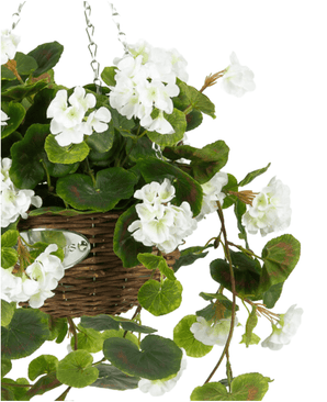 Le Bégonia Artificiel Blanc en Panier UV 70 cm a des feuilles vertes luxuriantes et des fleurs blanches dans un panier tressé suspendu, suspendu à une chaîne en métal sur un fond blanc.