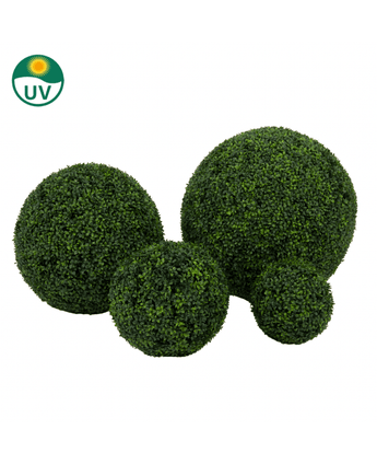 La plante Buis Artificiel de style Romain UV D55cm possède quatre bulbes artificiels de tailles différentes au feuillage vert dense. Une étiquette UV avec une icône de soleil en haut à gauche indique la résistance aux UV. Le fond est blanc uni.