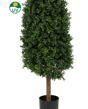La Plante Artificielle Buis Pyramide UV 120 cm possède des feuilles vertes denses dans un pot noir. Dans le coin supérieur gauche se trouve un symbole de protection UV sur fond blanc.