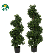 Le Buis Artificiel Spirale style Romain UV 90cm est composé de deux arbres artificiels en forme de spirale avec des feuilles vertes dans un pot noir. Dans le coin supérieur gauche se trouve un symbole vert et jaune résistant aux UV.