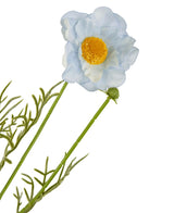 Le collier de prêtre artificiel Real Touch bleu/blanc 50 cm présente une fleur unique bleue et blanche réaliste avec des pétales délicats, un centre jaune vif, une tige verte, un bourgeon et des feuilles plumeuses – magnifiquement détaillés et isolés sur du blanc.