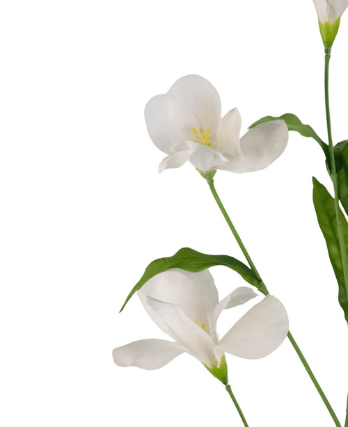 Le Rhododendron Azalée Artificiel Real Touch Blanc 80 cm a trois délicates fleurs blanches avec des tiges et des feuilles vertes sur un fond blanc uni.