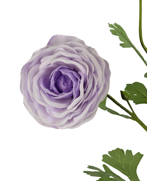 Un gros plan de la rose artificielle "Emine" Real Touch Purple 62 cm, avec des pétales violet clair superposés et des feuilles vertes sur une tige, sur un fond blanc.