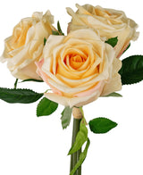 Le Bouquet de Roses Artificielles Real Touch Champagne 30cm est composé de trois roses artificielles de couleur pêche avec des feuilles vertes, disposées en petit bouquet sur un fond blanc.