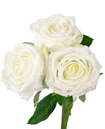 Le bouquet de roses artificielles Real Touch White 30 cm comprend trois roses artificielles blanches réalistes avec des feuilles vertes luxuriantes, disposées sur une seule tige et sur un fond blanc uni.