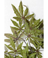 Un gros plan de la branche artificielle d'érable 70 cm vert ignifuge met en valeur les feuilles d'automne réalistes et vibrantes et les textures riches, parfaites pour ajouter une verdure réaliste et ignifuge à votre intérieur.