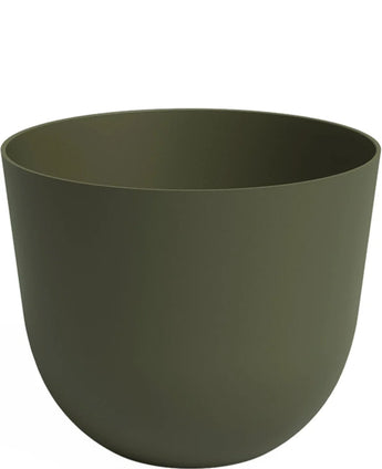 La Jardinière Havanna Ø20cm x H17cm est une jardinière ronde unie vert olive mat avec une surface lisse et une base légèrement effilée, sur un fond blanc.
