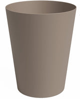 Une jardinière Porto unie de couleur taupe (Ø30 cm x H40 cm) de forme cylindrique et bord supérieur légèrement évasé, sur fond blanc.