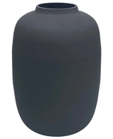 Le vase Artic Black Ø21 x H29 cm est un vase rond en céramique noir mat avec une surface lisse et une large ouverture, représenté sur un fond blanc uni.