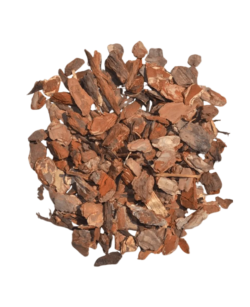 Une pile de matériau de remplissage écorce d'arbre-écorce de bois 15L, composée de copeaux d'écorce d'arbre bruns séchés, est disposée en forme circulaire sur un fond blanc.