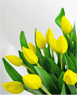 Le bouquet de tulipes en soie artificielle dans un vase jaune présente des tulipes jaunes vibrantes avec des feuilles vertes, magnifiquement disposées et exposées sur un fond blanc uni.