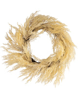 Une couronne artificielle ronde Pampass de 60 cm de couleur beige, fabriquée à partir d'herbe séchée et pelucheuse de couleur marron clair à la texture et à l'aspect aérés, sur fond blanc.