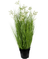 L'herbe artificielle à racines d'oignon de 90 cm ignifuge a de longues feuilles vertes minces et de délicates grappes de fleurs blanches dans un pot, sur un fond blanc uni.