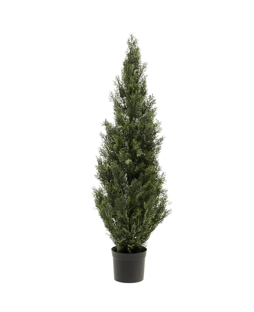 La Plante Artificielle Conifère UV 120 cm, un feuillage persistant vert artificiel haut et étroit avec des feuilles vertes denses dans un petit pot noir, est présentée sur un fond blanc uni.