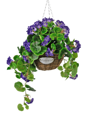 Le Bégonia artificiel violet en panier UV 70 cm est un panier suspendu en osier avec des feuilles vertes et des fleurs violettes vibrantes, suspendu à une chaîne argentée et muni d'une petite étiquette en métal avec le texte "Fleurs".