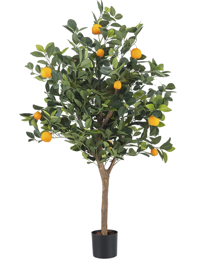 L'Oranger Artificiel 120 cm a des feuilles vertes denses et des fruits orange vif sur un fond blanc uni.
